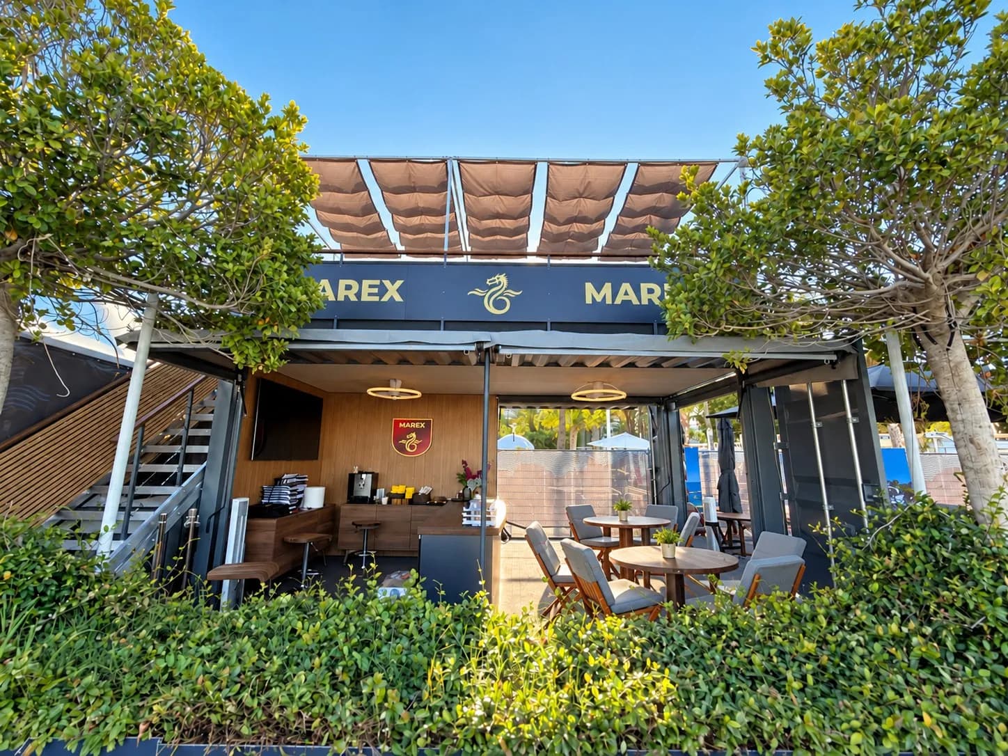 Marex Boats paviljons no konteineriem, skats no priekšpuses ar uzrakstu MAREX